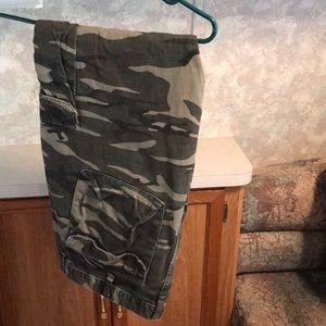 Slightly used men’s wrangler cargo camo pants